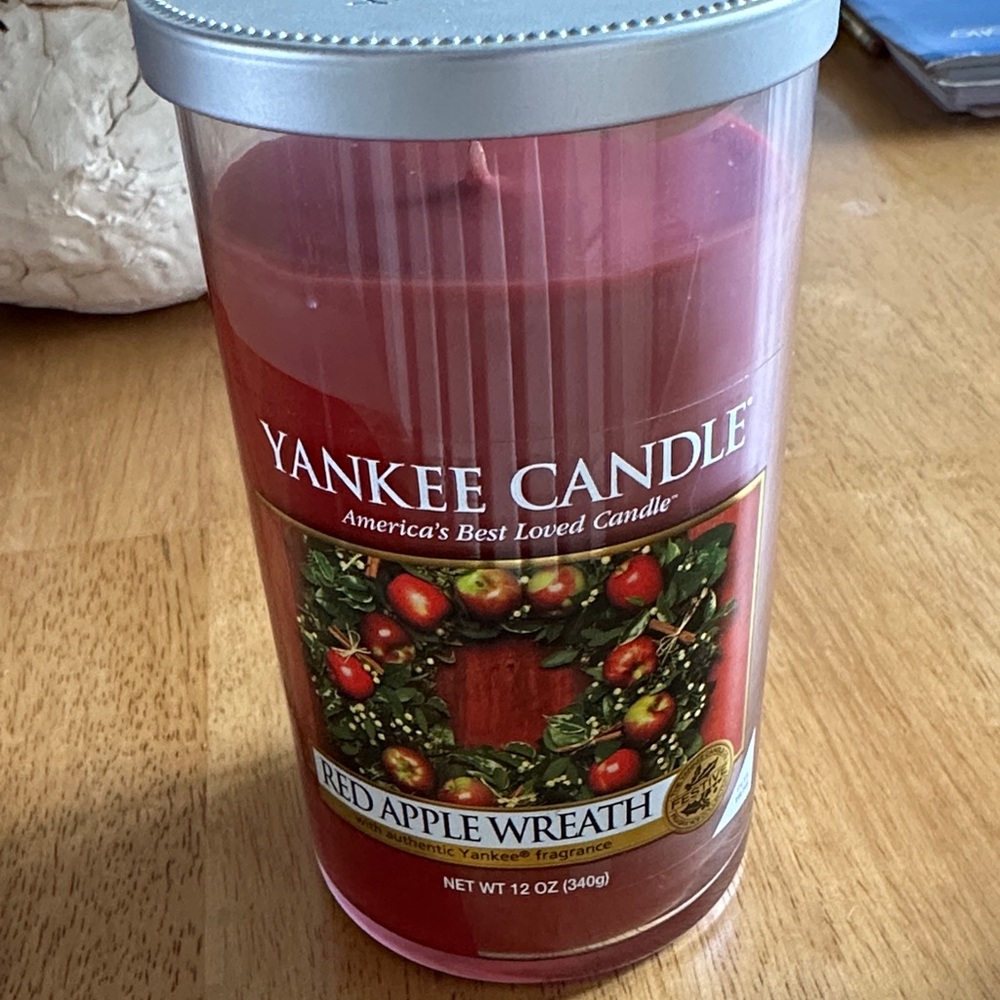Yankee Candle Medium Pillar Candle Red Apple Wreath New NWT